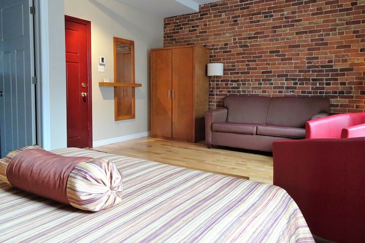 Room 33 of 62
