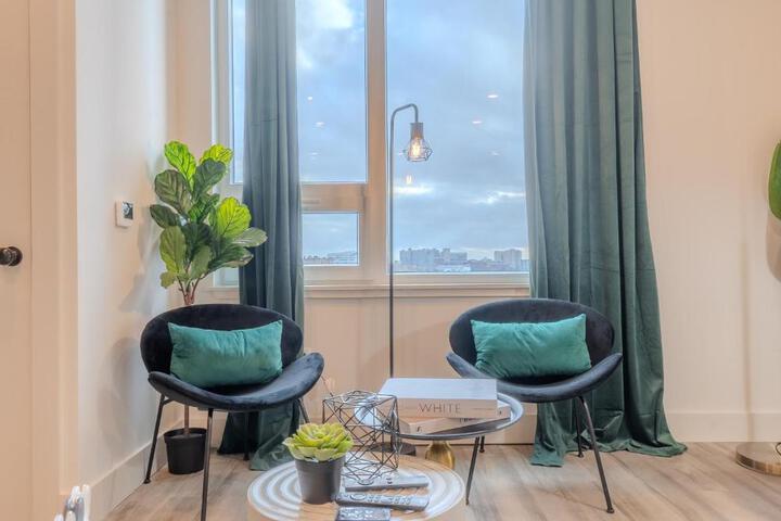 Emerald Escape Free Parking, 2 Bath, Sleeps 8 Near American Dream and The Airport, King Bed and 2 Queen Beds, Washer and Dryer