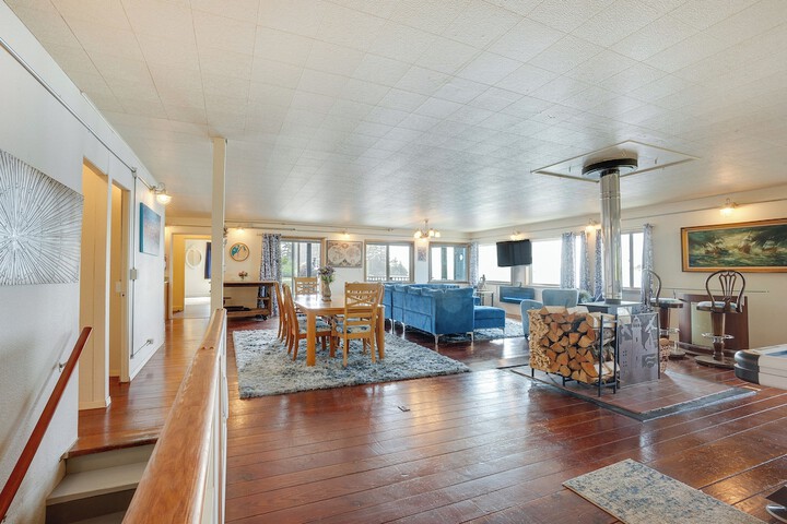 Waterfront Coos Bay Retreat w / Kayaks!