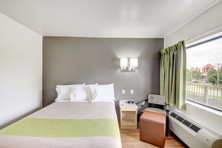Room 10 of 24