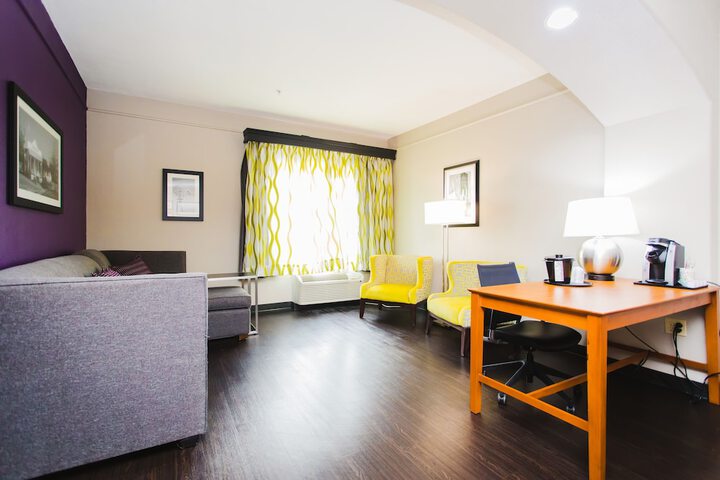 Room 21 of 32