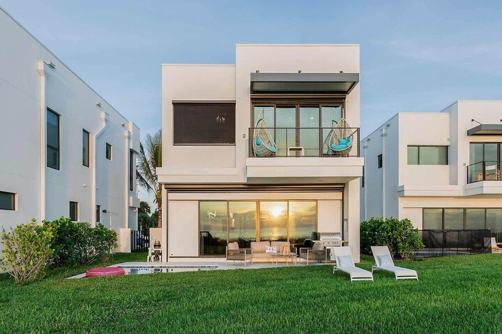 Harbor Island Beach Club Homes by Villatel