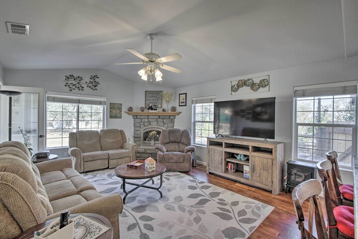 Welcoming Tehachapi Home w / Deck & Grill!