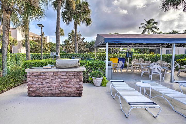Jupiter Bay Condo w / Pool Half Mile to Beach!