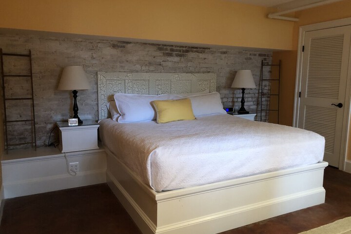 Room 47 of 168