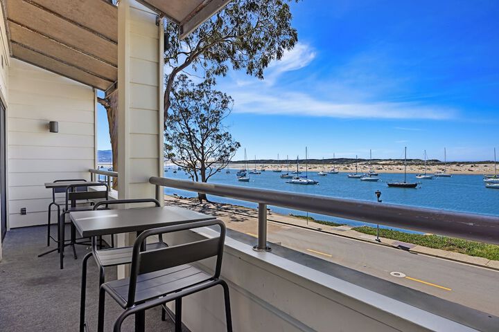 456 Embarcadero Inn & Suites