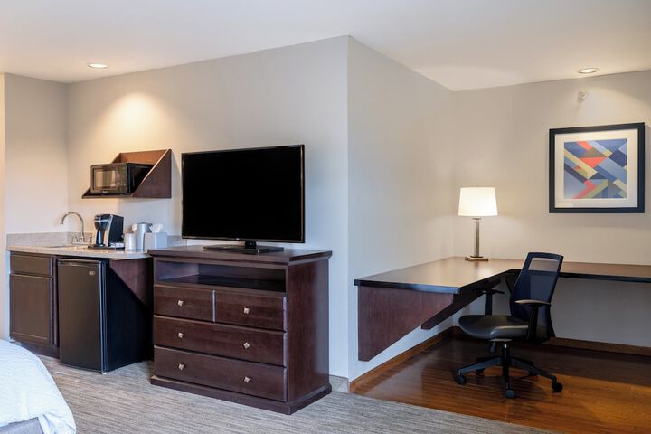 Holiday Inn Express & Suites Chicago-Libertyville by IHG