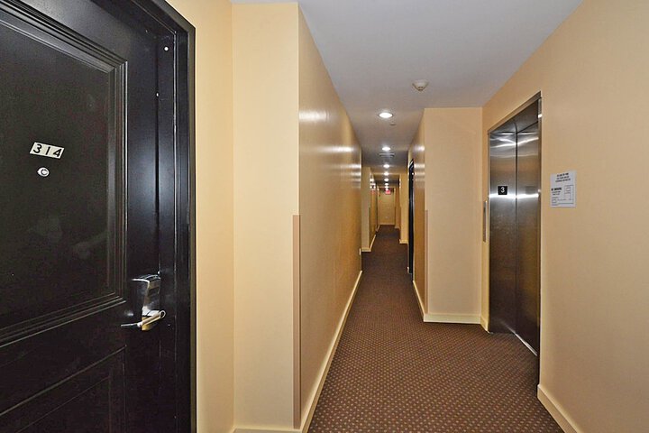 Ballroom/Hall 30 of 31