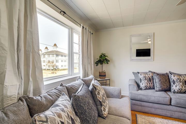 Cambridge Apt in Walkable Neighborhood