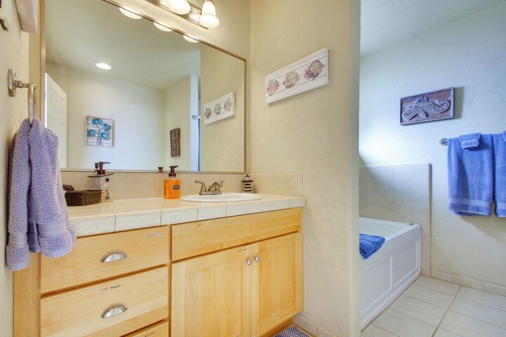 Quiet Waterfront Escape w / Hot Tub & Beach Access!
