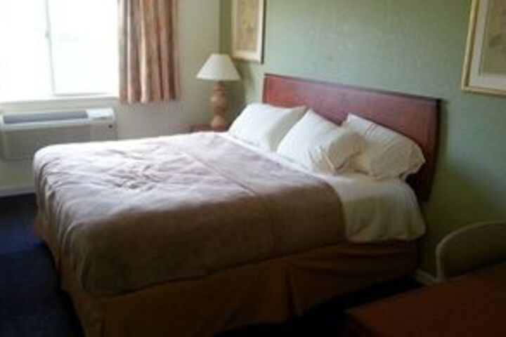 Riverwalk Inn & Suites