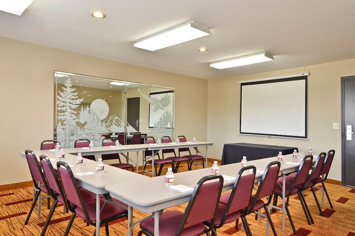 Clackamas Inn & Suites