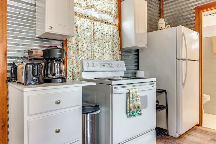 Cozy Couples Cottage w / View Near Canyon Lake!