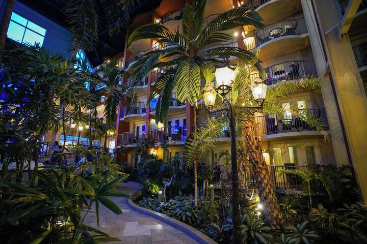 Hotel Exterior 95 of 109
