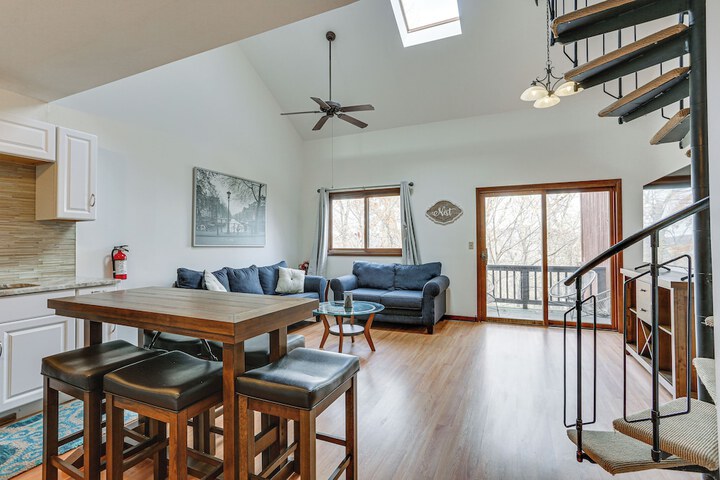 Vernon Township Condo w / Balcony Near Ski Lifts!