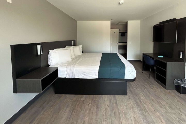 Room 4 of 9