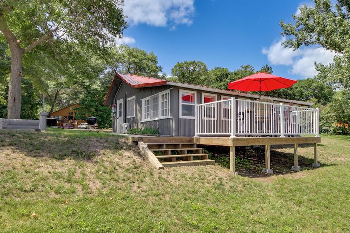 Lakefront Motley Cabin w / Private Deck + Dock!