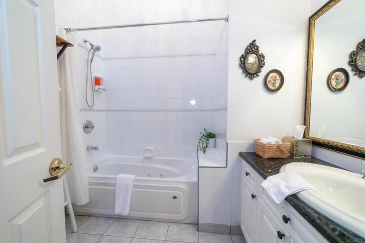 Beaujolais Boutique B & B at Theas House- Adults Only
