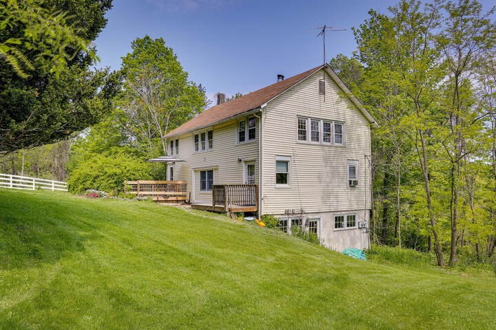 Quaint Goshen Apartment w / Patio!