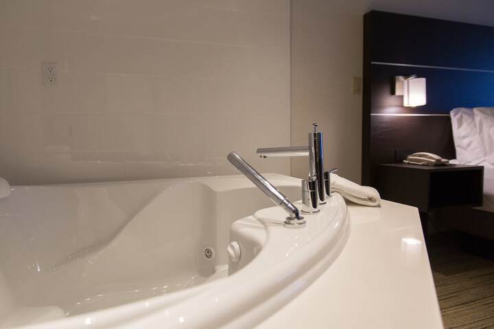 Holiday Inn Express & Suites Brampton by IHG