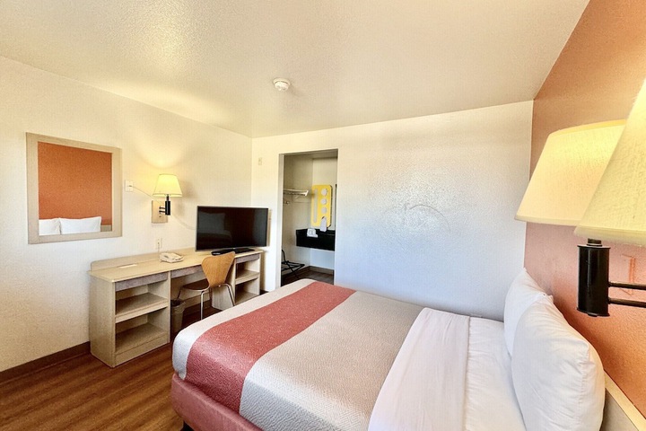 Motel 6 Bellflower CA - Los Angeles