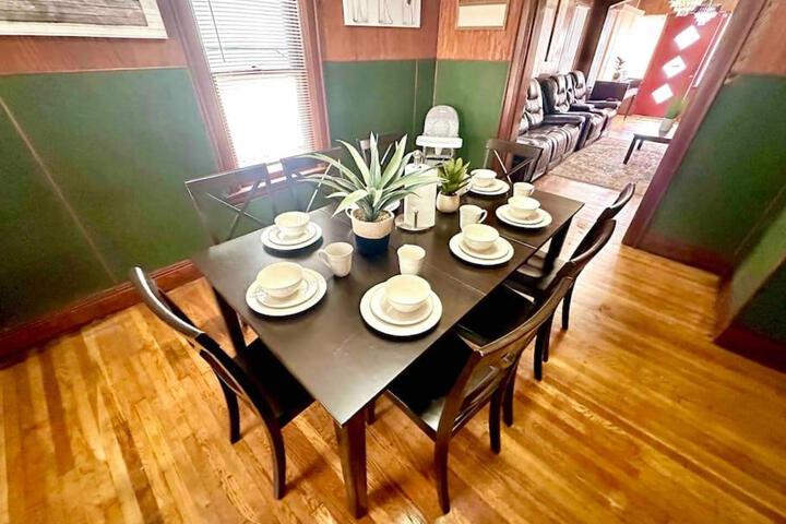 5 bedroom House King Beds 1 Bath 20 Min to Falls