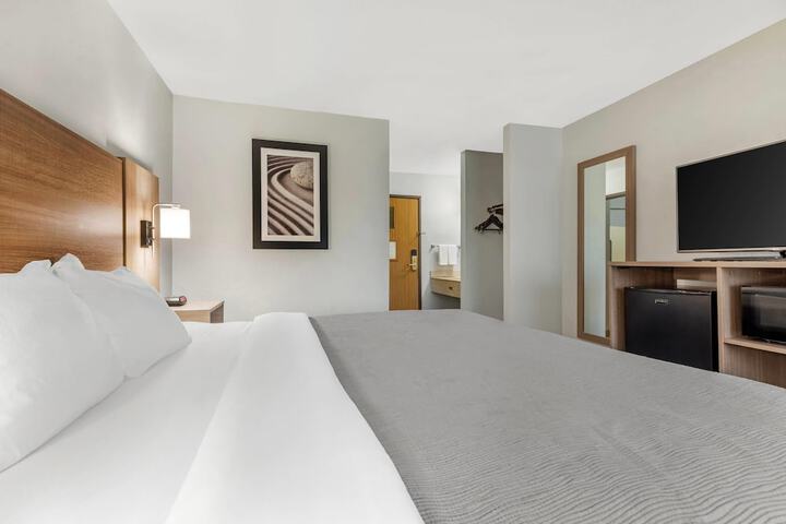 Quality Inn Chesterton near Indiana Dunes National Park I-94