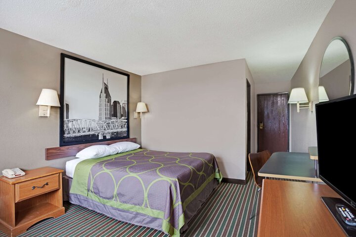 Super 8 by Wyndham Nashville / Dntn/ Opryland Area