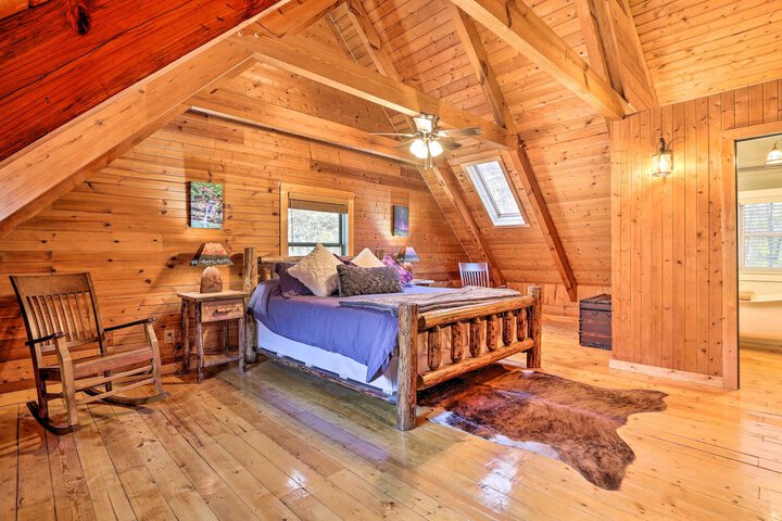 Luxe Dog-friendly Cabin w / Hot Tub & Game Room