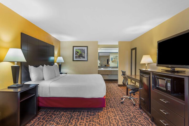 Room 10 of 30