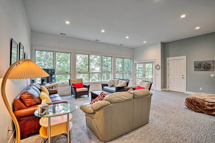 Grand Rapids Area Lakefront House w / Dock
