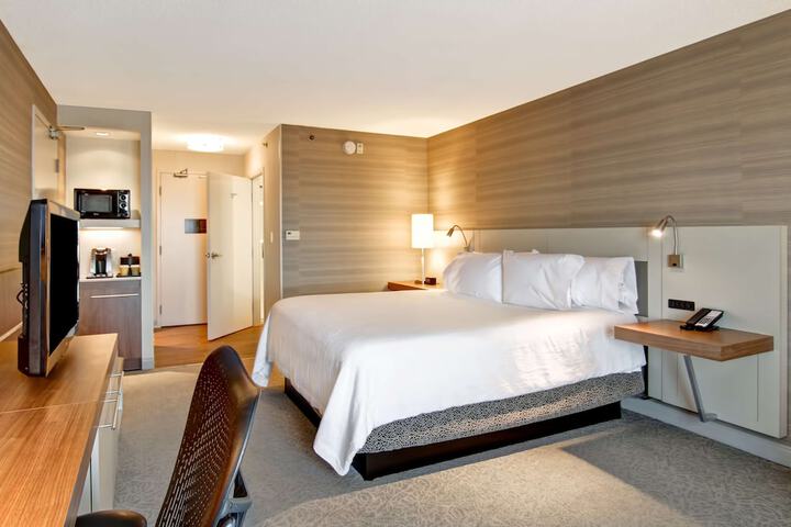 Room 32 of 60