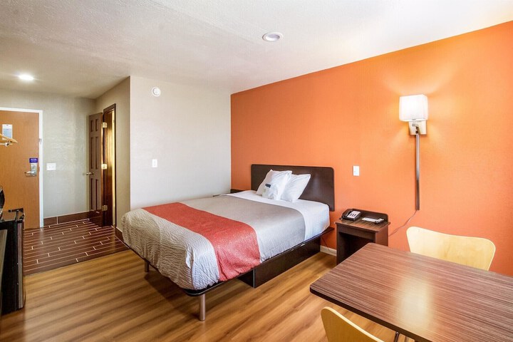 Motel 6 Rossford OH