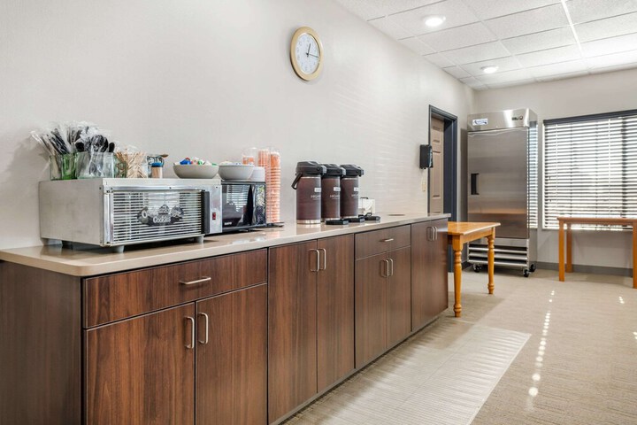 Country Inn & Suites by Radisson Watertown, SD