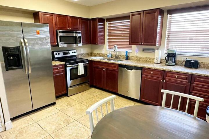 Waterfront corner 2 / 1 Apt
