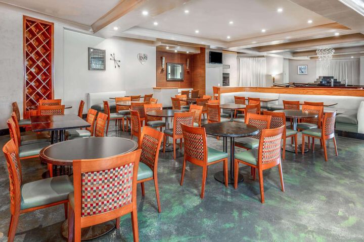 La Quinta Inn & Suites by Wyndham Secaucus Meadowlands