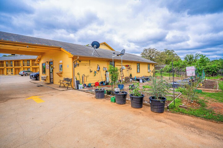 Regency Inn by OYO Rockdale TX