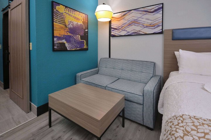 Room 28 of 118