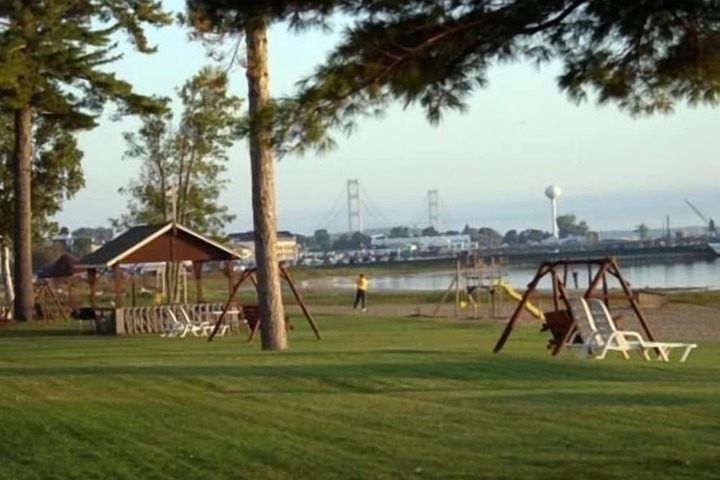 Waterfront Inn - Mackinaw City