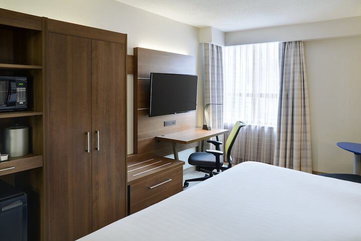 Holiday Inn Express Toronto - Downtown by IHG