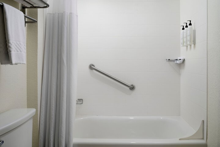 Room 25 of 38