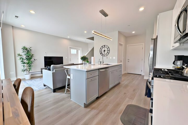Modern 4BR with Parking - WV rep 4