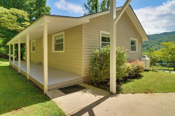 Candler Cabin w / Deck & Mount Pisgah Views!