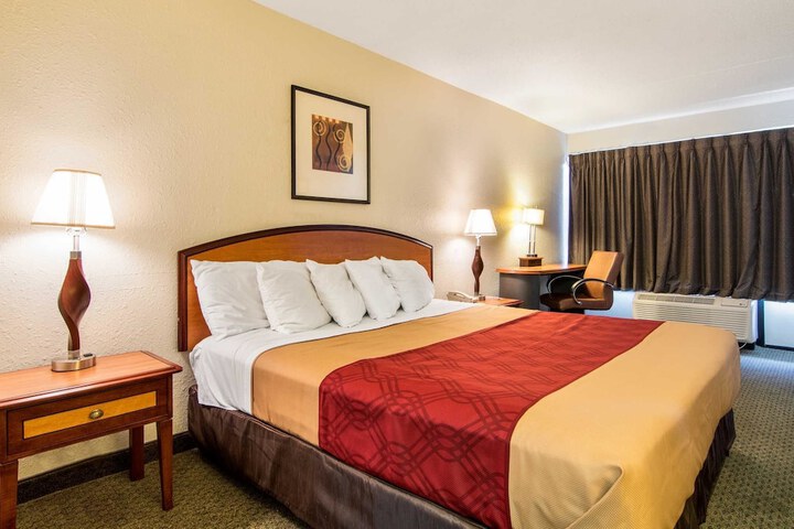 Econo Lodge Inn & Suites Conference Center