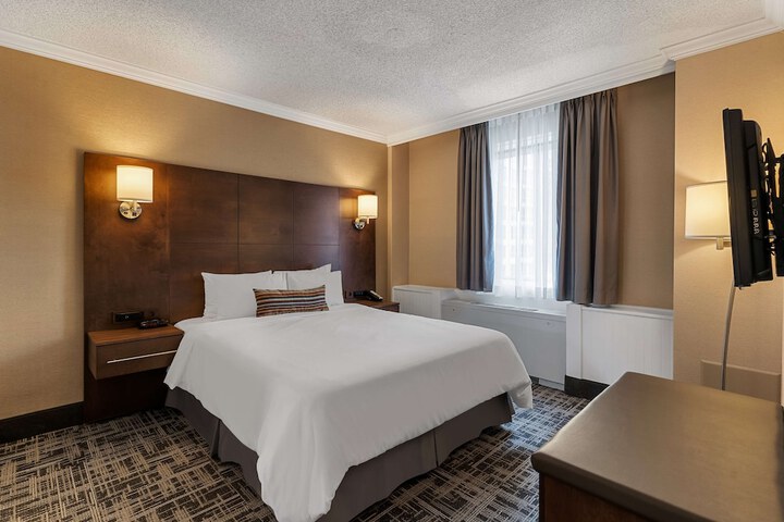 Room 32 of 60