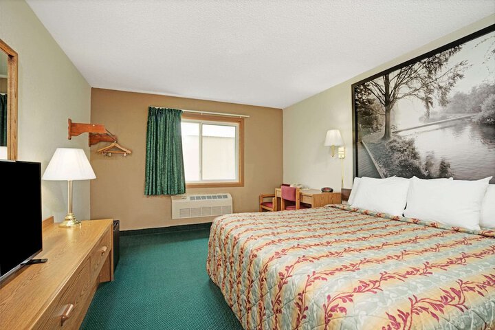 Room 10 of 16