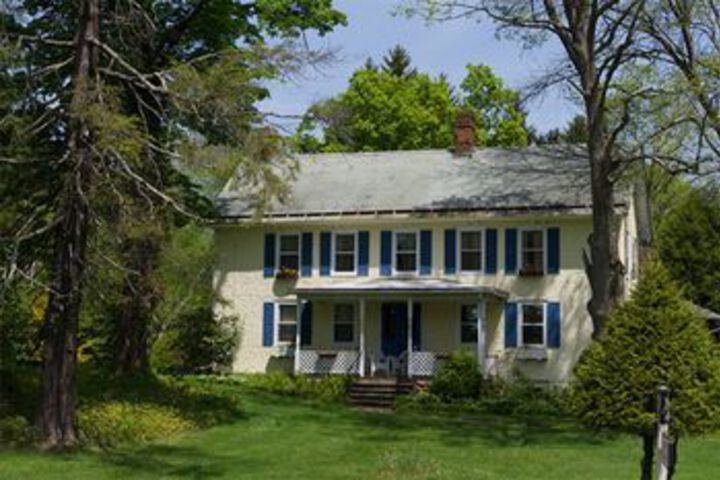 Le Petit Chateau Inn