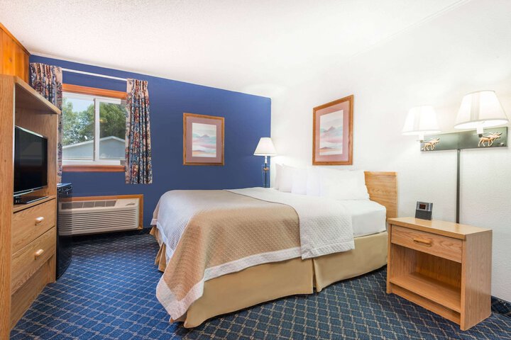 Room 12 of 28