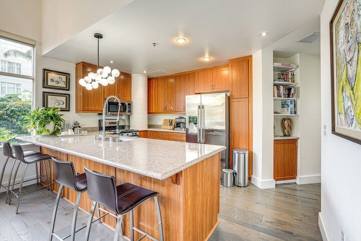 Luxe Condo w / Private Patio & Perks in Emeryville!