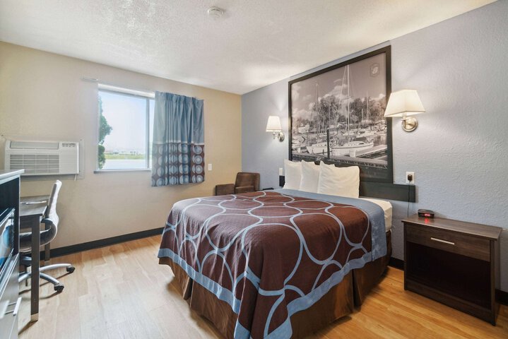 Super 8 by Wyndham Kenosha / Pleasant Prairie